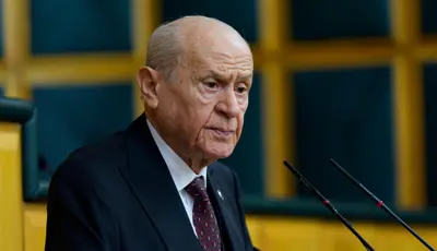 Bahçeli'den Kılıçdaroğlu ve Özel'e eleştiri. "Kullandıkları üslup kutuplaştırdı"MHP Genel Başkanı Devlet Bahçeli, CHP'ye yönelik mutlak butlan kararı sonrası yaşanan gelişmelere ilişkin hem Kemal Kılıçdaroğlu'na hem de Özgür Özel'e eleştiriler yöneltti. Her iki ismin de soruna çözüm üretmek yerine b