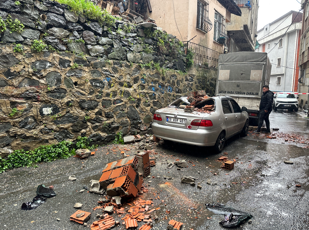 Kağıthane'de bahçe duvarı aracın üzerine devrildi