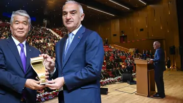 Bakan Ersoy'dan gençlere çağrı. "Diline sahip çıkan millet geleceğine sahip çıkar"