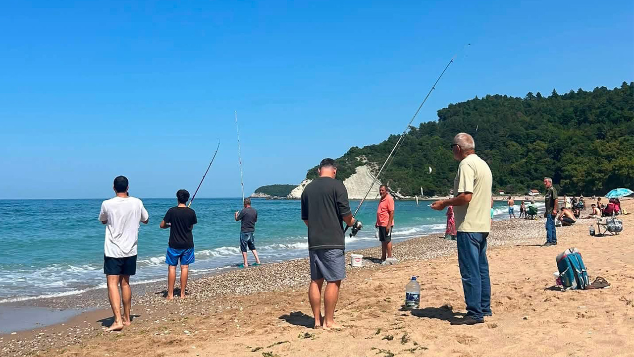 Haberi alan oltasıyla plaja koştu, kovalar balık doldu