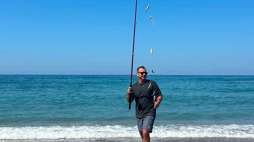 Haberi alan oltasıyla plaja koştu, kovalar balık doldu 2