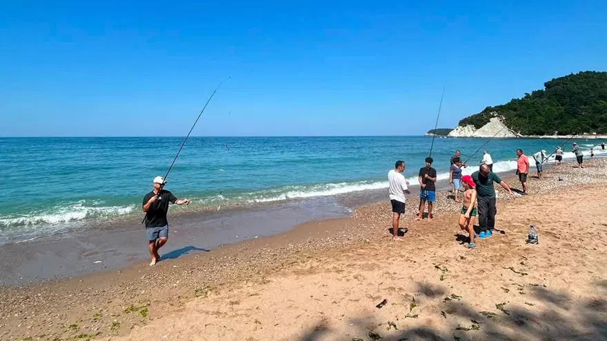 Haberi alan oltasıyla plaja koştu, kovalar balık doldu 