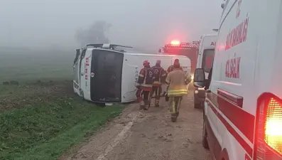 Kaza yapan okul servisinde 9 kişi yaralandı