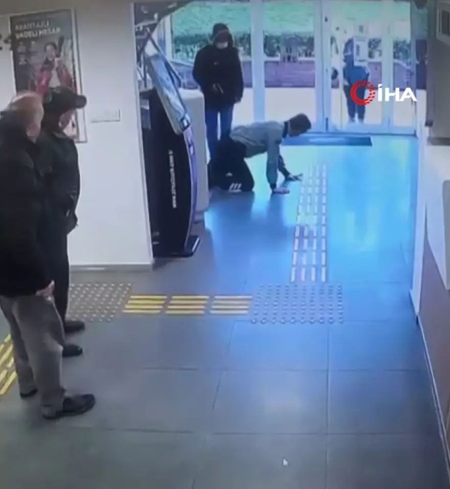 Fatih'teki soygun anı ortaya çıktı. Silahla bankaya girip paraları poşete koydurttu 1