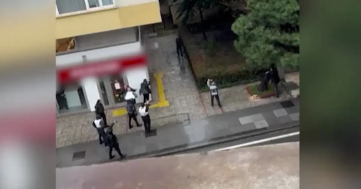 İstanbul'da bankaya korkutan baskın. Güvenlik görevlisinin silahını ele geçiren zanlı gözaltına alındı