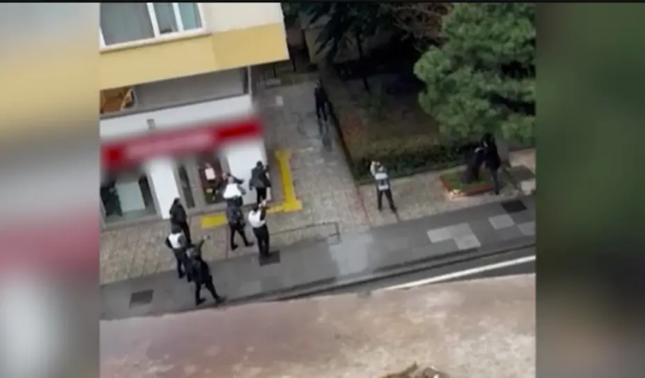 İstanbul'da bankaya korkutan baskın. Güvenlik görevlisinin silahını ele geçiren zanlı gözaltına alındı