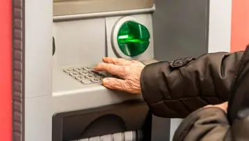 Banka "Düzgün konuşamıyorsun" dedi, yaşlı kadına dul aylığını vermedi