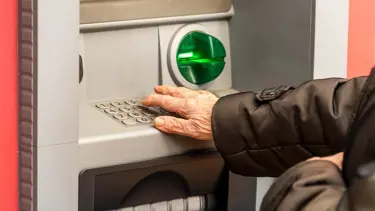 Banka "Düzgün konuşamıyorsun" dedi, yaşlı kadına dul aylığını vermedi