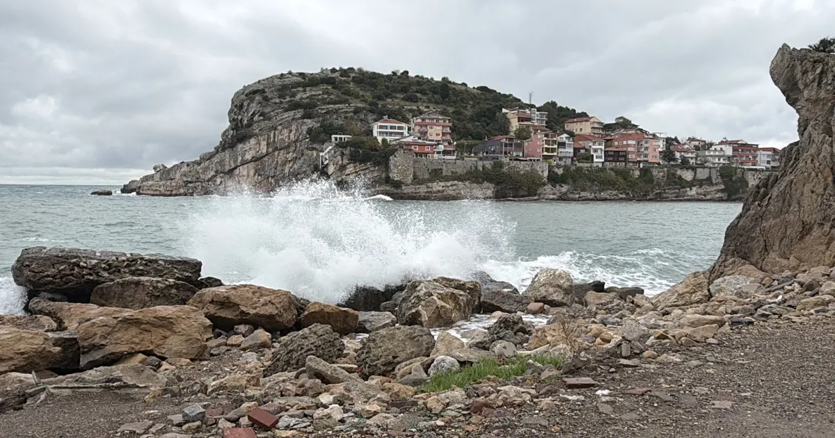 Bartın'da şiddetli fırtına. Dalga boyu 3 metreye ulaştı