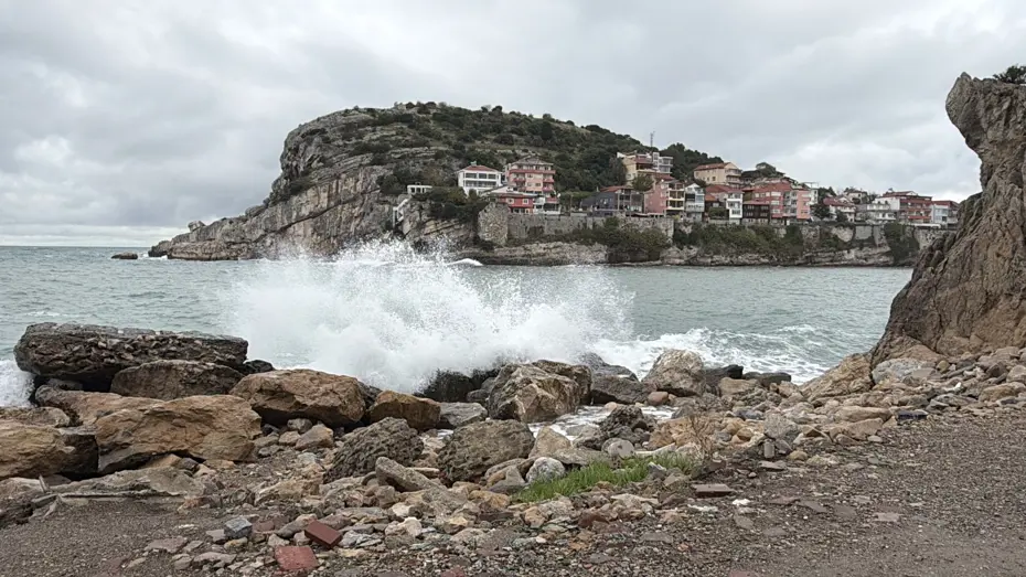 Bartın'da şiddetli fırtına. Dalga boyu 3 metreye ulaştı