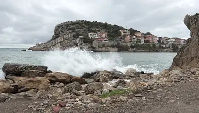 Bartın'da şiddetli fırtına. Dalga boyu 3 metreye ulaştı