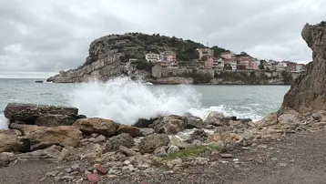 Bartın'da şiddetli fırtına. Dalga boyu 3 metreye ulaştı