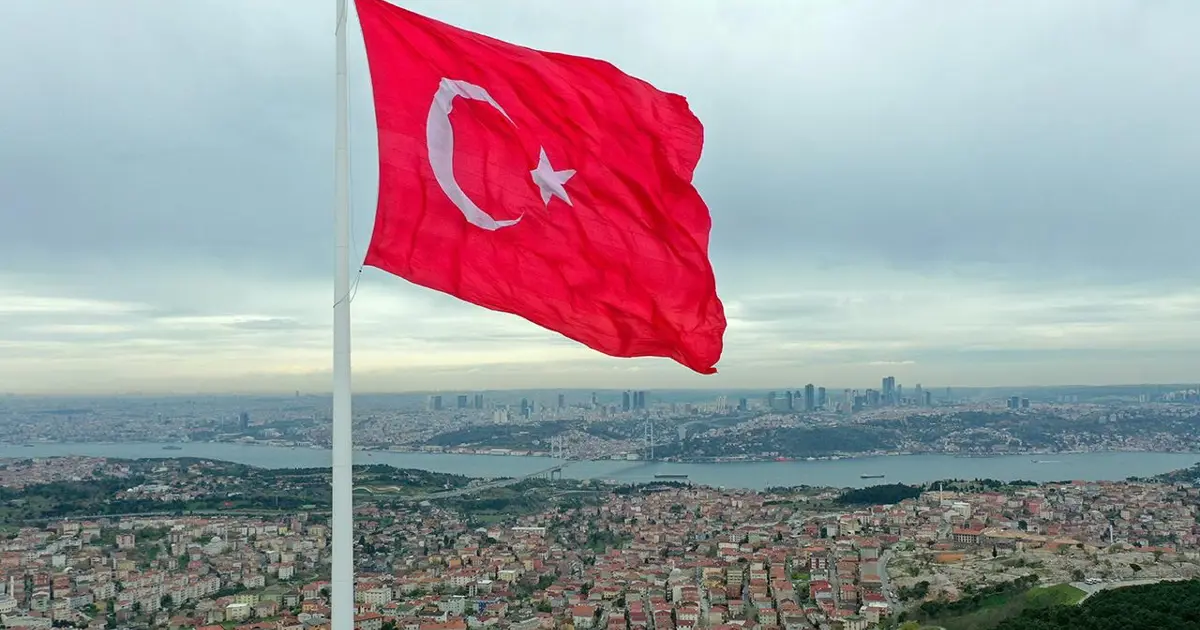 Bayrak indirme provokasyonuna tepkiler çığ gibi.  "Hain saldırı karşılık bulacaktır"