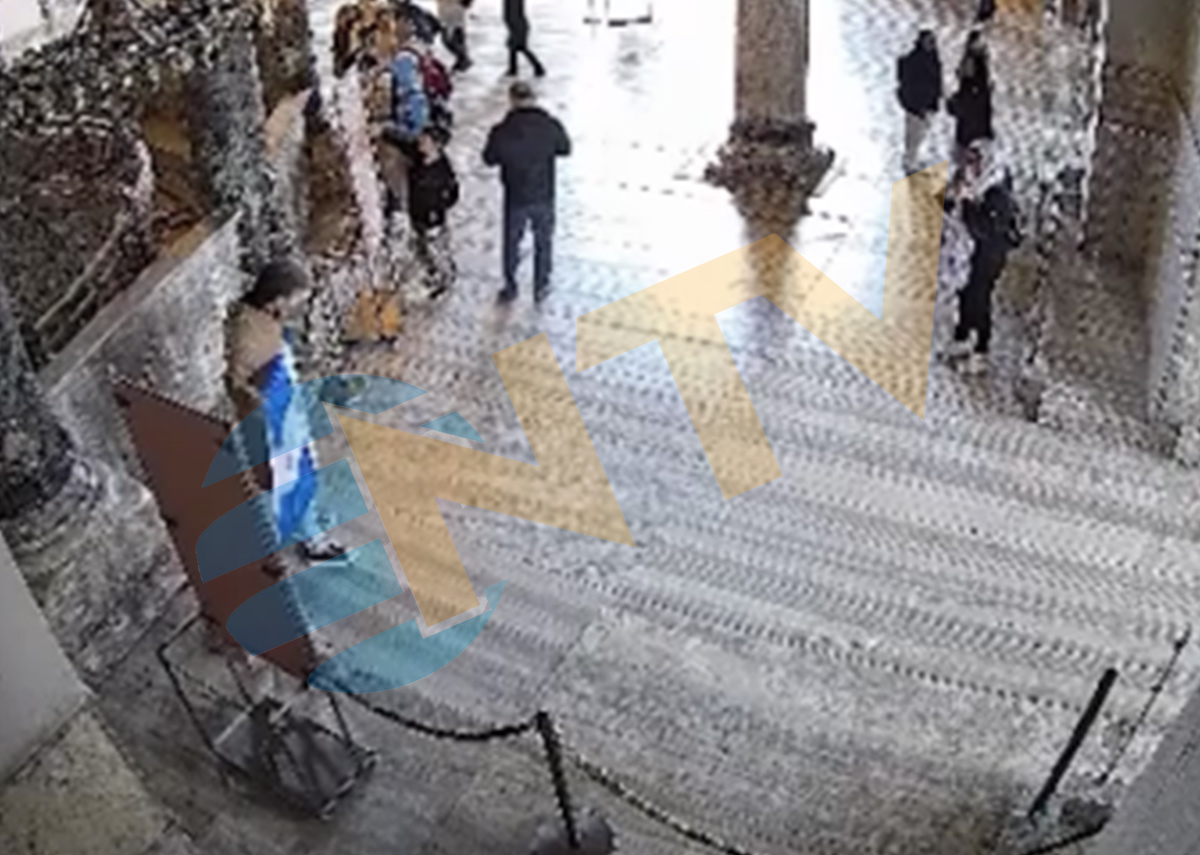 Ayasofya'da "Ya Ortodoks ol ya da öl" yazılı Bizans bayrağı açtılar