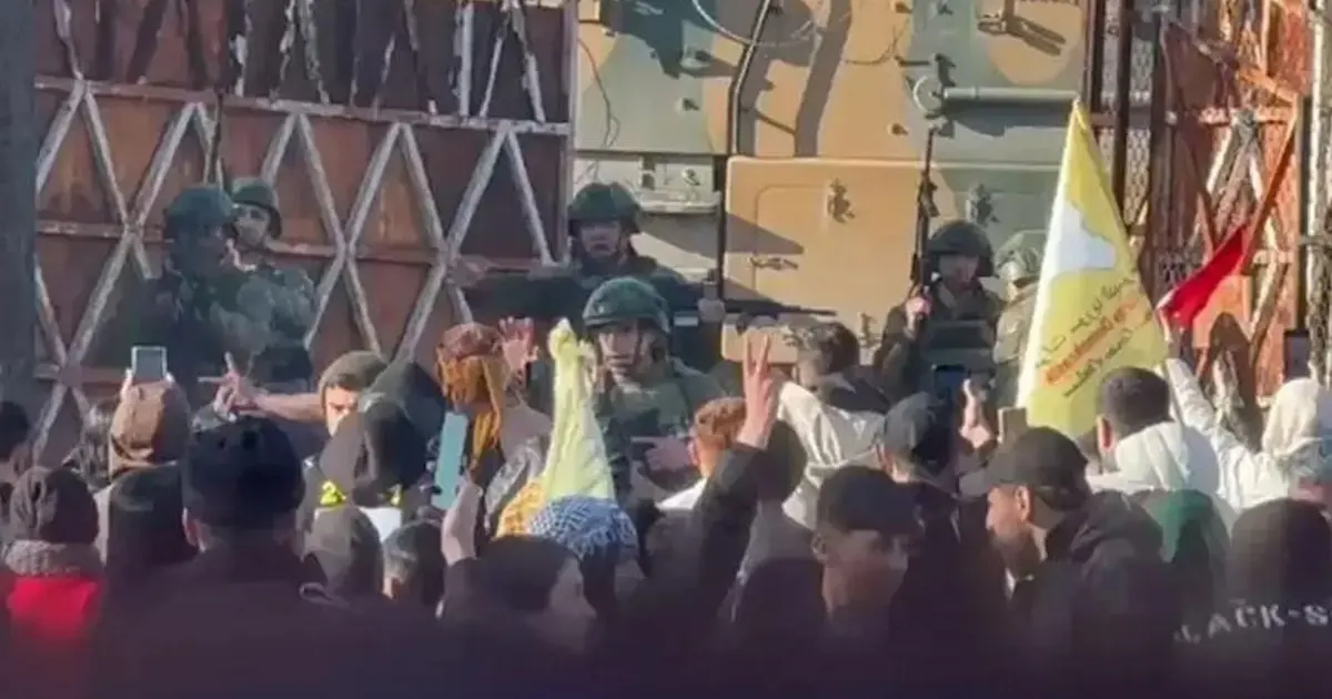 Bayrak indirme provokasyonuna tepkiler çığ gibi