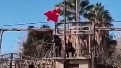 Bayrak indirme provokasyonu sonrası yeni önlem. Dev Türk bayrağı göndere çekildi