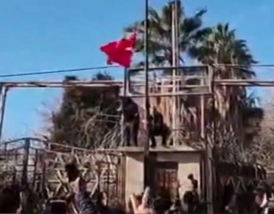 Son Dakika..Bayrak indirme provokasyonuna tepkiler çığ gibi.  