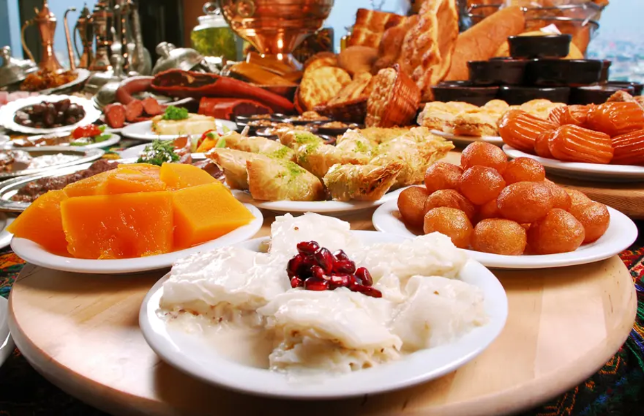Bayramda beslenme önerileri. Ağır ve yağlı yiyeceklerden, aşırı tatlı tüketiminden kaçınılmalı