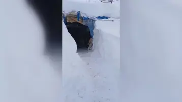 Vatandaşlar evlerine açtıkları tünellerle giriyor