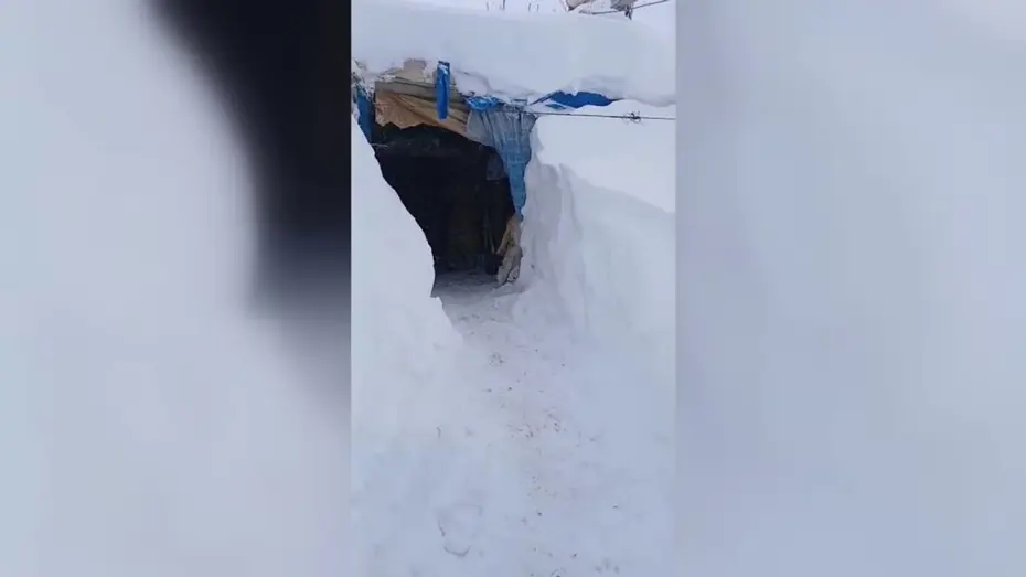 Vatandaşlar evlerine açtıkları tünellerle giriyor