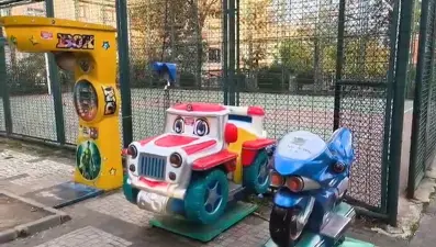 Parkta oynayan çocuklar elektrik akımına kapıldı