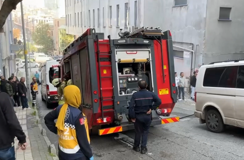 Bağcılar'da 7 katlı binada yangın