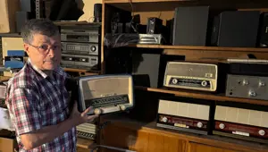 Çırak olarak başladığı mesleğini 55 yıldır sürdürüyor: Radyolara yeniden ses veriyor