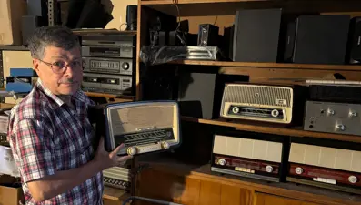 Çırak olarak başladığı mesleğini 55 yıldır sürdürüyor: Radyolara yeniden ses veriyor