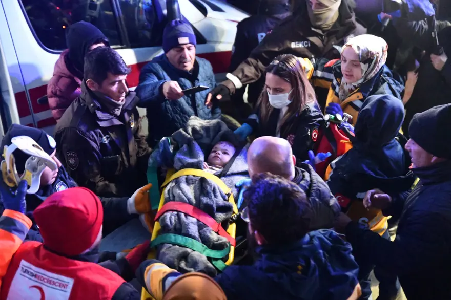 Enkaz altındakiler için zamana karşı yarış 51