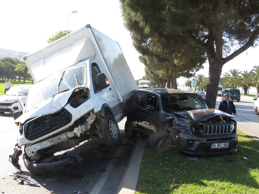 İstanbul’da sahil yolunu kilitleyen kaza: 1 yaralı 1 İstanbul’da sahil yolunu kilitleyen kaza: 1 yaralı 1