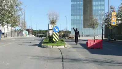 İstanbul'da yol çöktü: Polis yolu trafiğe kapattı