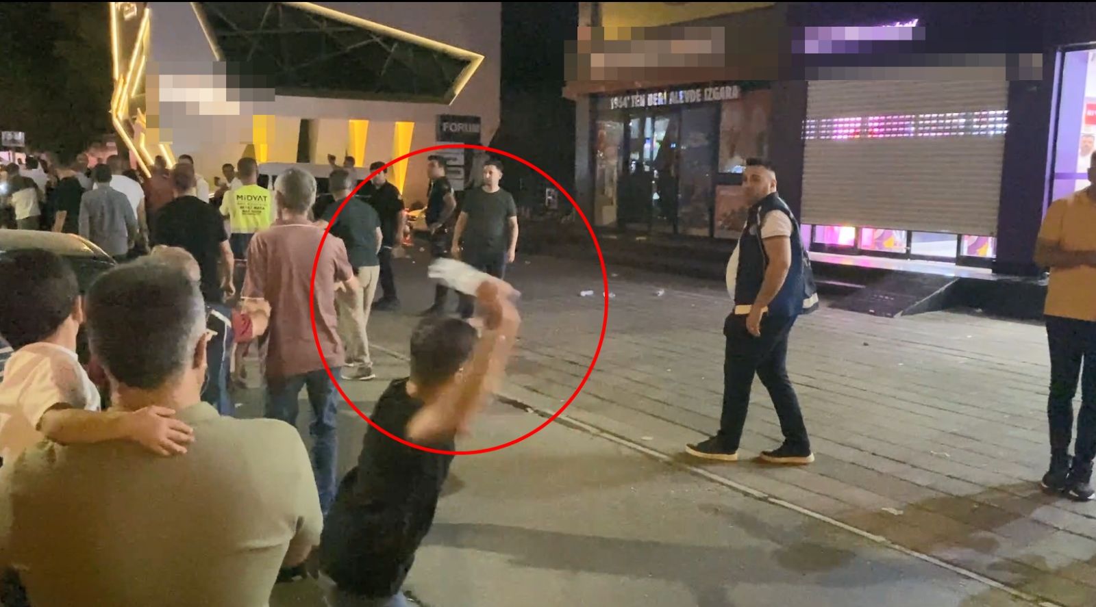 Midyat'ta İsrail'e tepki için toplanan gruptan restoran ve kozmetik zinciri şubelerine taşlı saldırı