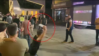 Midyat'ta İsrail'e tepki için toplanan gruptan restoran ve kozmetik zinciri şubelerine taşlı saldırı