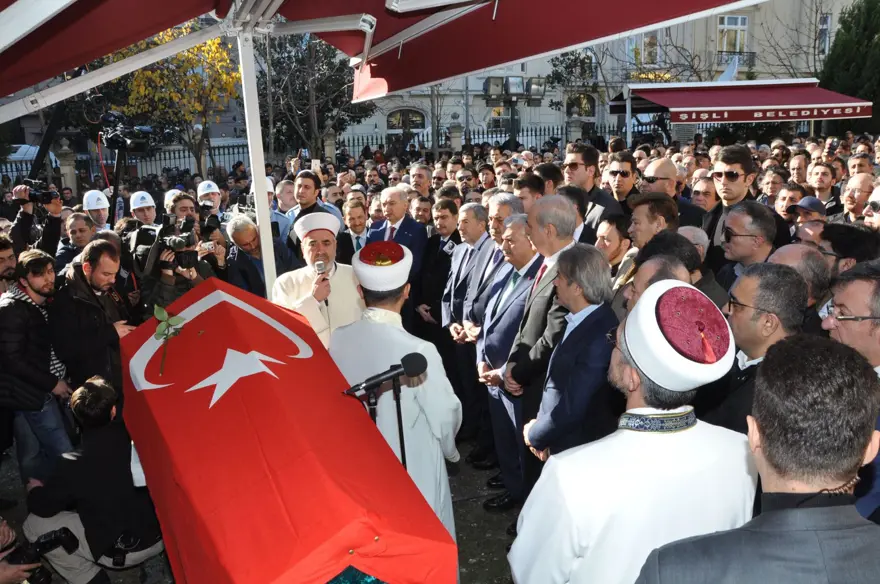 Münir Özkul son yolculuğuna uğurlandı 7 Münir Özkul son yolculuğuna uğurlandı 7