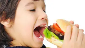 Obezite çocuklukta başlıyor! (Uzmanından ailelere uyarı) Obezite çocuklukta başlıyor! (Uzmanından ailelere uyarı)