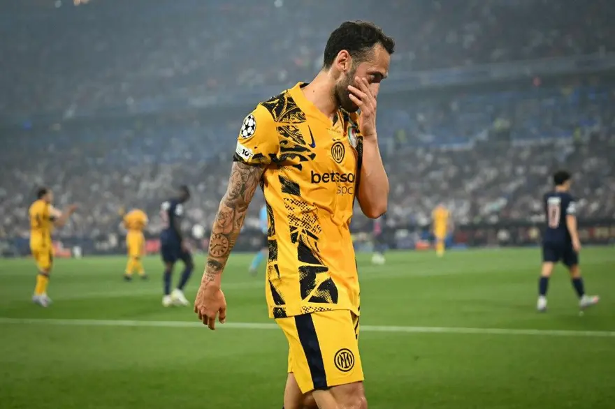 Hakan Çalhanoğlu'ndan ters köşe: "Sakatım" dedi maça çıkmadı 1