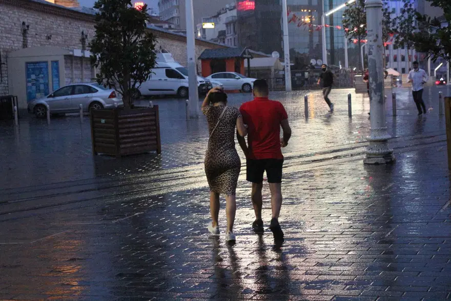 İstanbullular güne yağmurla uyandı 4 İstanbullular güne yağmurla uyandı 4