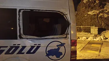Minibüsün üzerine kaya parçası düştü: Yolcular ölümden döndü