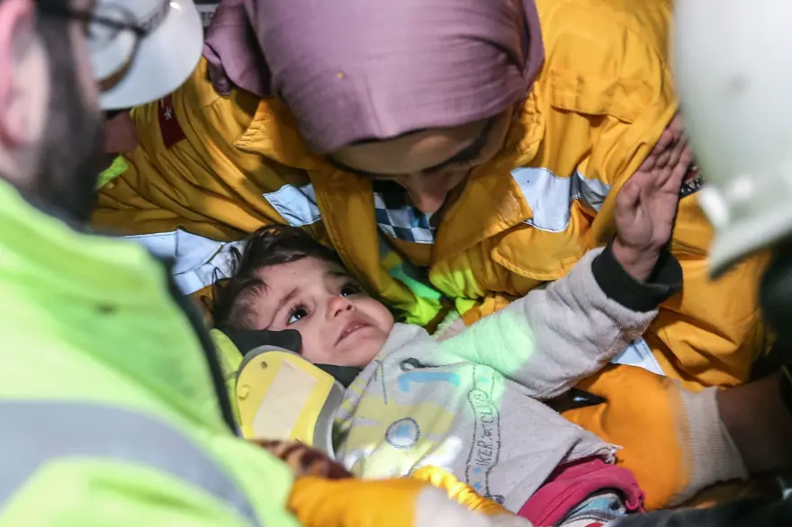 Enkaz altındakiler için zamana karşı yarış 108