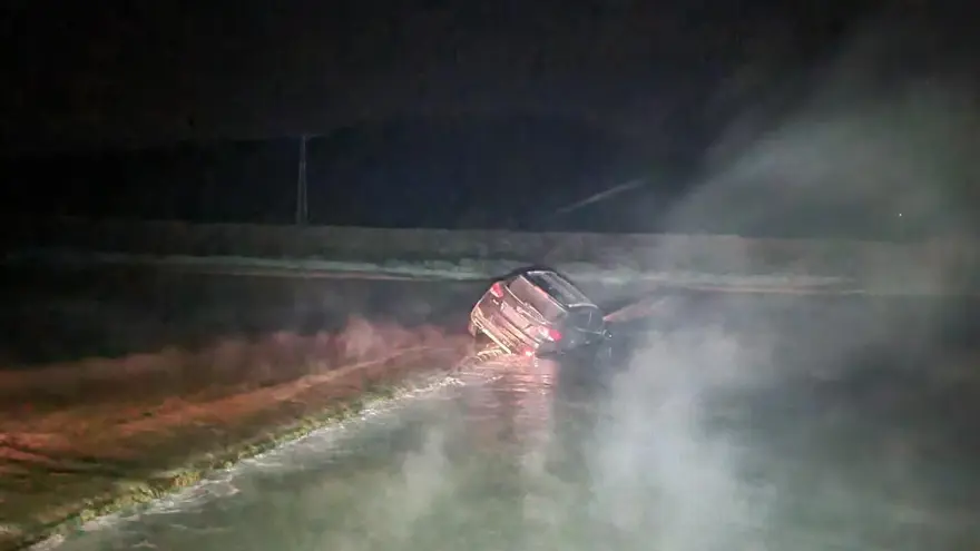 Çaydan karşıdan karşıya geçerken otomobiliyle suya sürüklendi 2