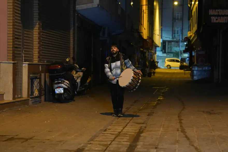 Davulcularının sahur mesaisi başladı 1 Davulcularının sahur mesaisi başladı 1