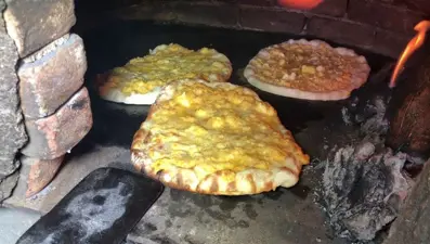 Karslı kadınlar tandırda haçapuri yapıyor