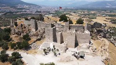 Beçin Antik Kenti'ndeki kale duvarları ve burçlar ayağa kaldırılıyor