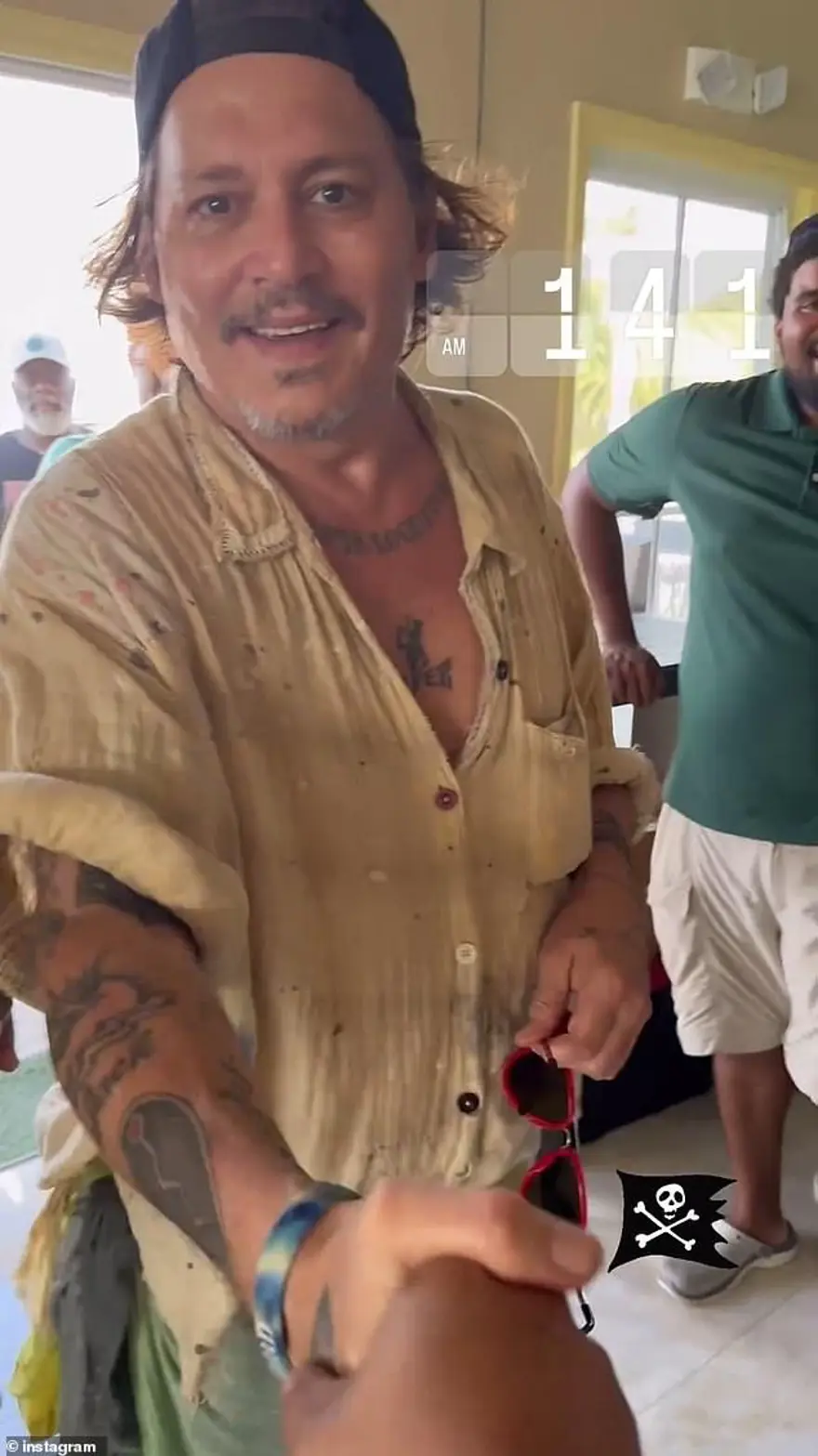 Johnny Depp dişlerini yaptırdı: "Korsan dişleri gitmiş!" 1