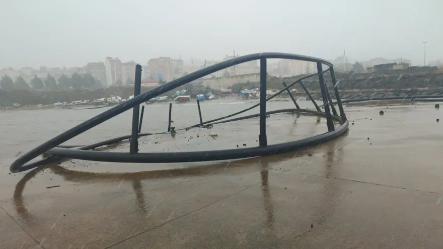 Giresun'da fırtına balık kafeslerini kıyıya sürükledi Giresun'da fırtına balık kafeslerini kıyıya sürükledi