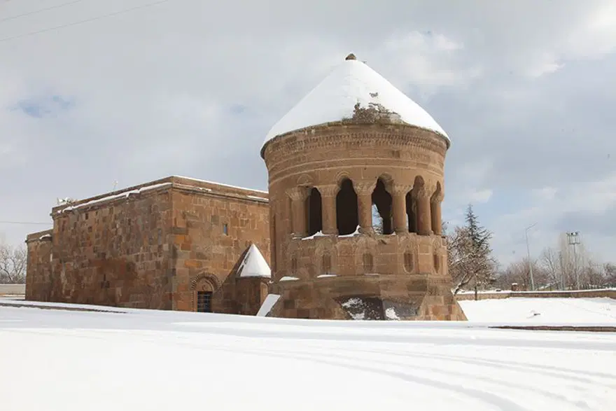 Bitlis'te tarihi yapılar karla kaplandı Bitlis'te tarihi yapılar karla kaplandı