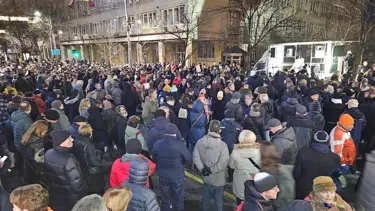 Sırbistan’da muhalefet seçimlerin iptali için yeniden sokağa indi