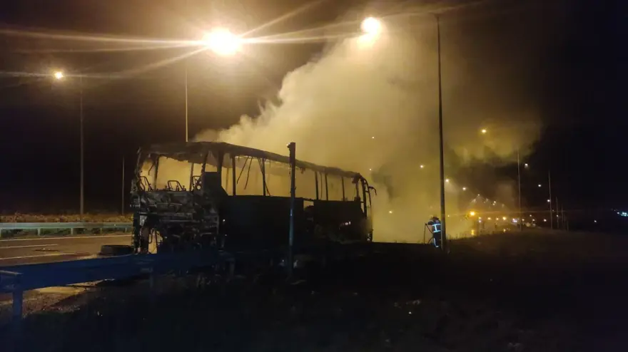 Lastiği patlayan otobüs alev alev yandı, facianın eşiğinden dönüldü 3