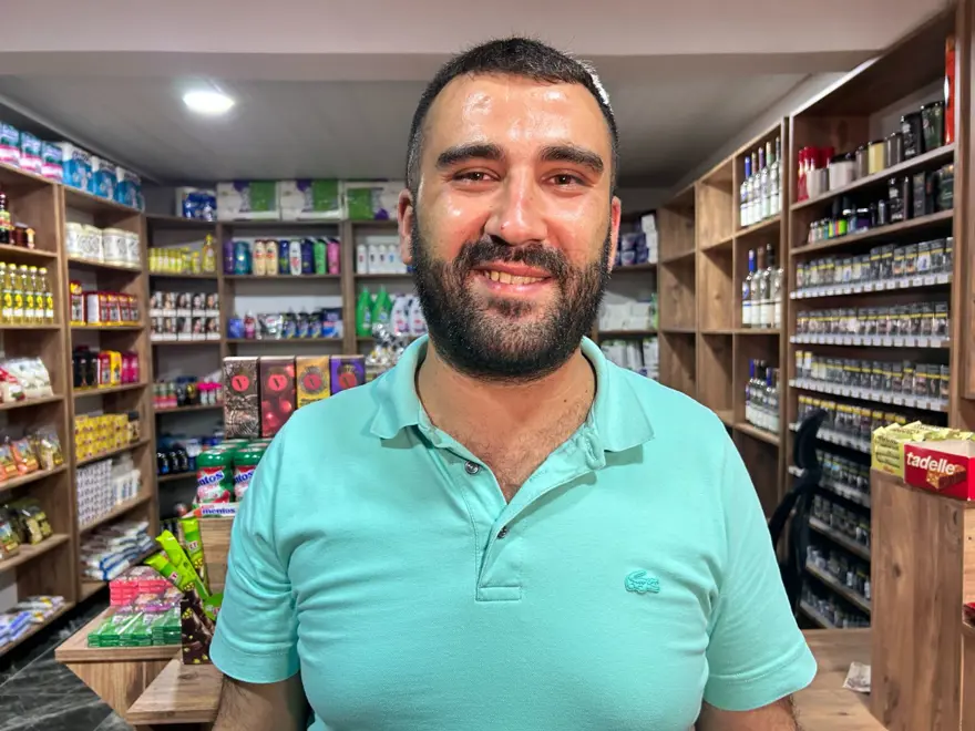 Market kirlenmesin diye ayakkabısını çıkardı! Sosyal medya onu konuşuyor 3 Market kirlenmesin diye ayakkabısını çıkardı! Sosyal medya onu konuşuyor 3