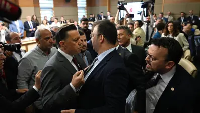 Meclis'te gergin toplantı: 21 saatte 7 madde kabul edildi